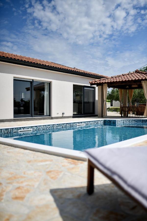 Wonderful Holiday House Bruno With Heated Pool Zadar Exterior photo